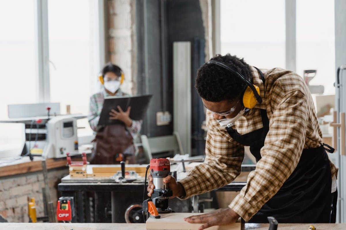 Artisans au travail dans un atelier — photo d’illustration d’une PME en activité